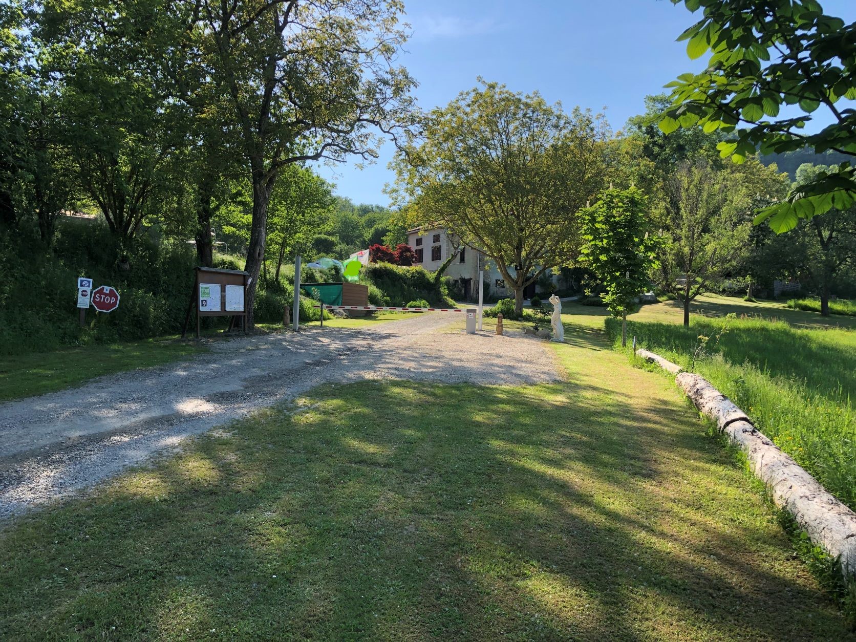 entrée du camping naturiste en ariege